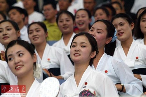 资料图片：朝鲜拉拉队。