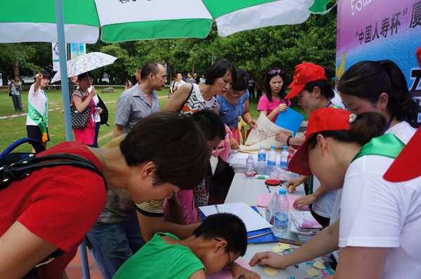 小选手们正在签到处签到 小选手们正在签到处签到