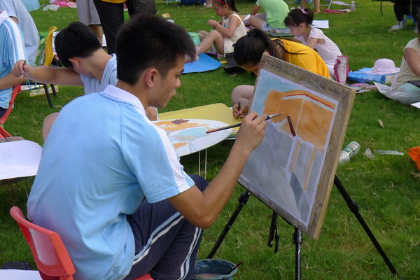 厦门特教学校的参赛选手在认真作画