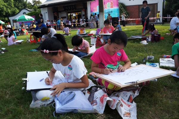 比肩作画，看谁画得好。