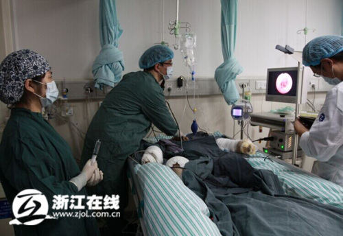 医生正在积极治疗患者 医生正在积极治疗患者