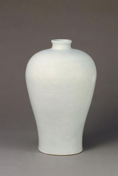 明永乐·甜白釉划花缠枝莲纹梅瓶 明永乐·甜白釉划花缠枝莲纹梅瓶