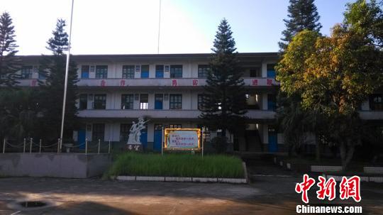 草坂中学教学楼。 林丽君 摄 草坂中学教学楼。 林丽君 摄