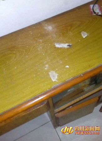 图为杨女士家被震掉的仿瓷墙面涂料 图为杨女士家被震掉的仿瓷墙面涂料