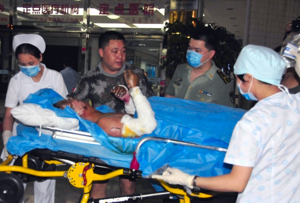 广州公交车燃烧事件已造成2死32伤3