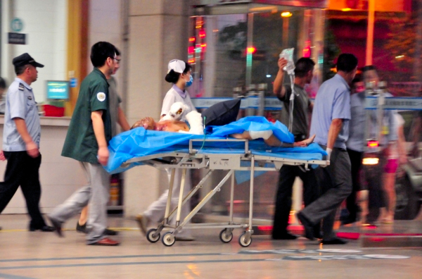 广州公交车燃烧事件已造成2死32伤2