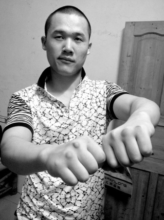 欧阳佳狱中捶墙，双手磨出茧子。