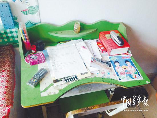 晓辉生前使用的书桌 晓辉生前使用的书桌