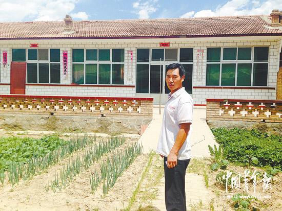 晓辉的父亲张千在自家门前 晓辉的父亲张千在自家门前