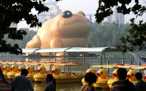 22米高的充气金蟾浮在玉渊潭的湖面上 22米高的充气金蟾浮在玉渊潭的湖面上