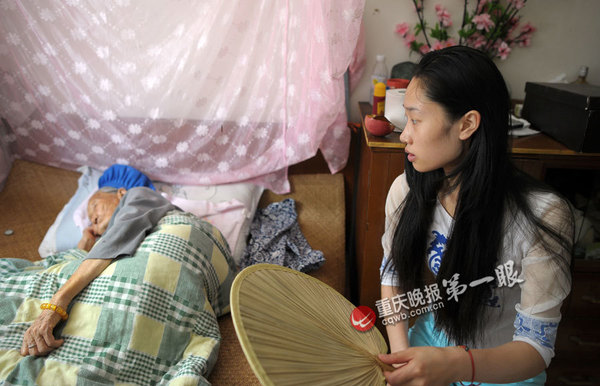 　每天下午这个时候，是她经营的串串香餐馆开门时间，而这时，外婆万宗秀仍在床上午睡。外婆受不了空调，又担心她受热，黄丽华坐在床边，轻轻地为外婆摇着蒲扇。