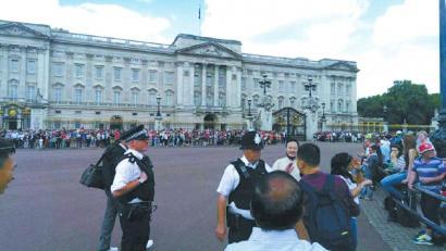 四川大叔放歌白金汉宫 四川大叔放歌白金汉宫