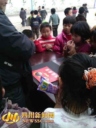 学生正在围观收彩礼的老师 学生正在围观收彩礼的老师