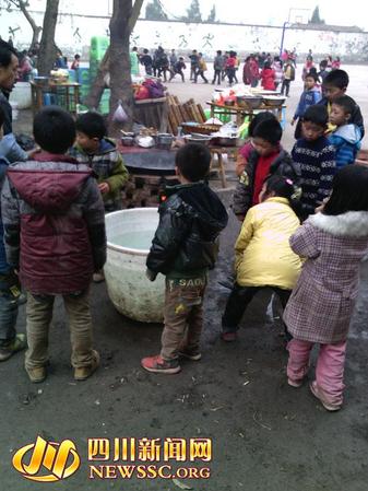 学生正在灶台前玩耍 学生正在灶台前玩耍