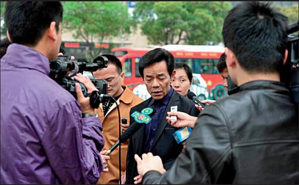 2011年4月7日，浙江省高级人民法院二审吴英案，吴永正法庭外接受采访。