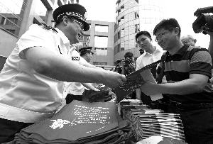 防恐手册首次编制出版傅政华等上街免费发放 防恐手册首次编制出版傅政华等上街免费发放