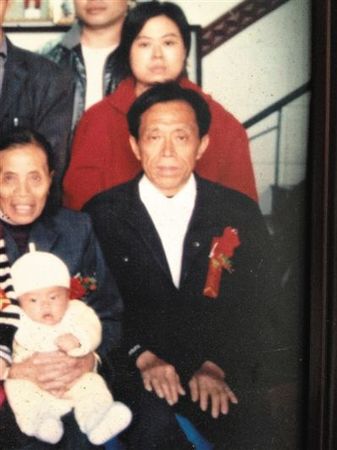 　陈作雄的家庭合影。
