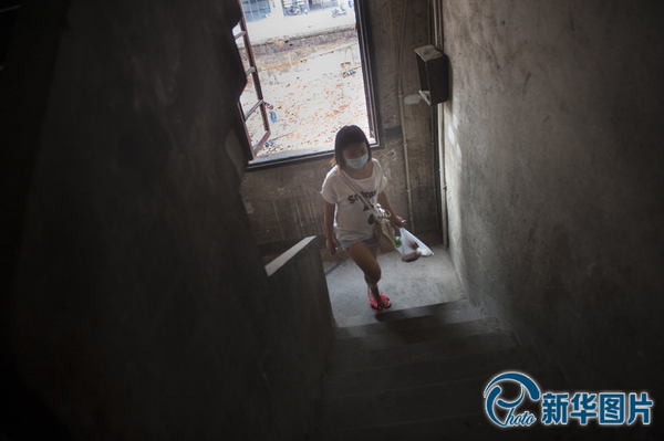 向华回家给李真准备晚餐。李真被确诊为白血病后，向华立刻决定在医院附近租房，她和好朋友找了三天，因为离医院近的房子价钱太高，最后她选择了一间步行至医院需要30分钟的房子，为照顾李真起居饮食，向华每天要步行往返好几次。