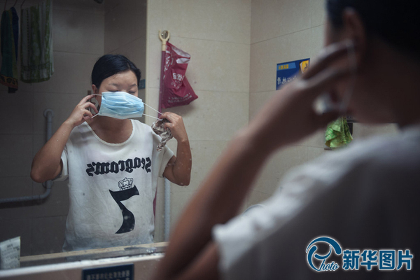 进入李真的病房前，向华用盐水擦洗身体消完毒，她简单地拨了下头发，麻利地对着镜子戴上口罩，让人有些难以联想到那个穿着婚纱打扮精致的姑娘。