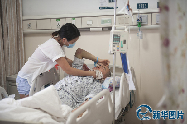 　晚饭前，向华先给李真擦擦脸，看李真有点不舒服，情绪不高，向华边擦边轻声问他：“你猜猜我给你做了什么好吃的？”