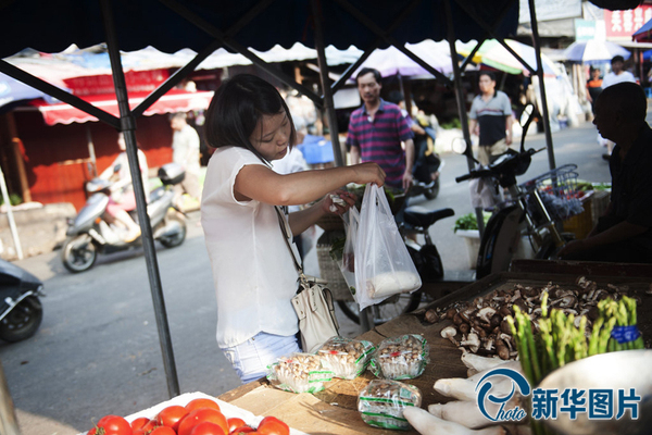 　回家路上要给买菜给李真做晚餐，好心人的电话依旧不断，向华一边接好心人的问候电话一边买菜。为了腾出更多的时间照顾李真，向华尽量利用走在路上的时间处理这些事情。