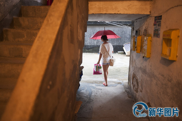　出门给李真送饭的时候，原本晴朗的天空忽然下起了雨，向华在门口站了一会，撑开一把旧伞，然后迈入雨中踏上去医院的路。于她而言，李真忽然患病也像夏天的雨水一样让人毫无准备，但一切都终将要去面对。