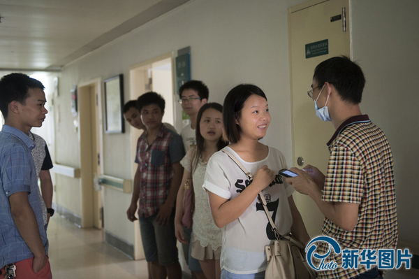 　 李真病房外，因为向华感冒，李真的大哥在医院照顾了李真一晚。大哥不让向华来医院了，向华嗔怪道：“早上我过来的时候你脸都没给他洗，我怎么放心！”李真将要进行骨髓移植手术，和大哥的骨髓配型非常成功，所以向华心情不错，一直笑着。