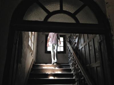 北京第一“鬼屋”成热门旅游景点 游客排队探险