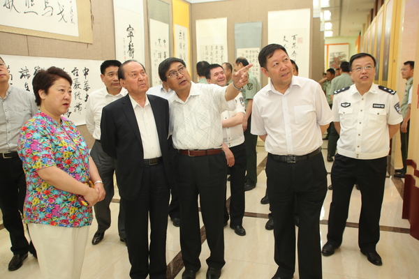 援疆捐赠暨书画创作展等系列文化公益活动在乌市举行，全国人大常委会原副委员长司马义·铁力瓦尔地观看书画展览