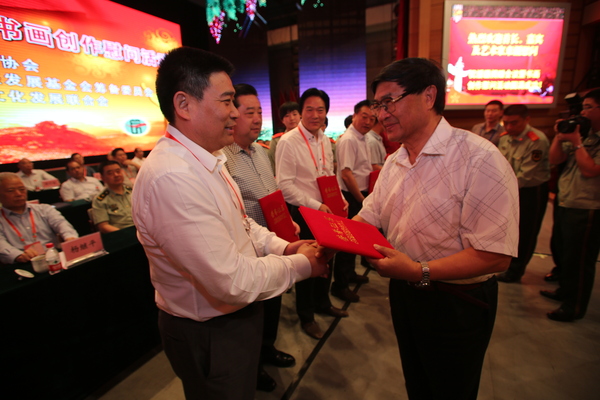 援疆捐赠暨书画创作展等系列文化公益活动在乌市举行。2图为全国政协常委、长城书画协会会长、武警部队原司令员吴双战向爱心企业颁发荣誉证书