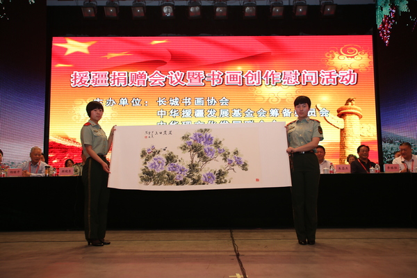 援疆捐赠暨书画创作展等系列文化公益活动在乌市举行。3图为书画作品捐赠现场