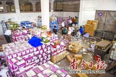 在黑作坊里查获了大量假冒进口橄榄油 在黑作坊里查获了大量假冒进口橄榄油