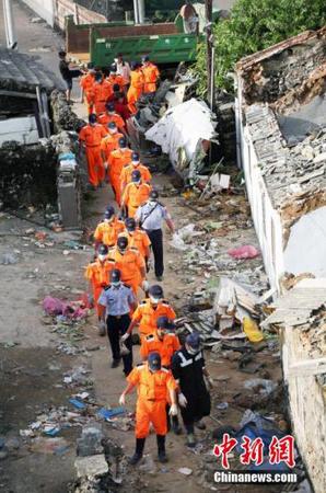 7月24日，台湾澎湖湖西乡西溪村空难现场，搜寻清理工作正在进行。台湾复兴航空一家客机23日傍晚从高雄飞澎湖马公机场时，重飞失败而在当地失事，造成机上58位乘客和机组人员目前有48人死10人伤。 中新社发 黄少华 摄
