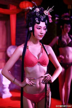 　　女模特身着比基尼，头部却是戏曲扮相(网友“柠檬的烟”供图)