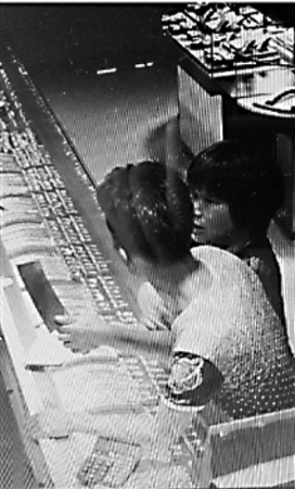 男子拿菜刀的手被老太紧紧抓住了，毫无动弹余地。