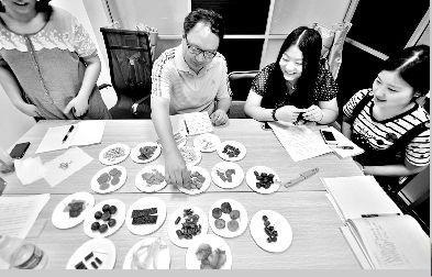 试吃员品尝美食 试吃员品尝美食