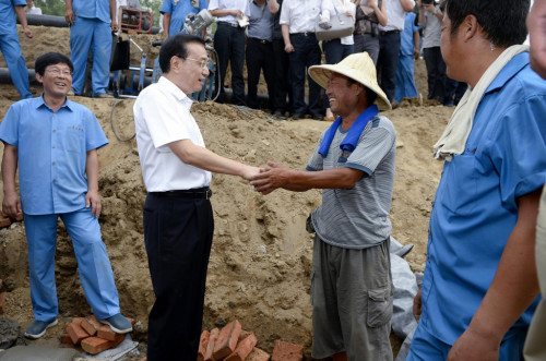 总理与鲁文才亲切握手(图片来源于新华社“新华视点”微博) 总理与鲁文才亲切握手(图片来源于新华社“新华视点”微博)