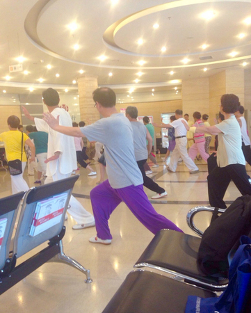 成都大叔大妈银行营业厅集体打太极3