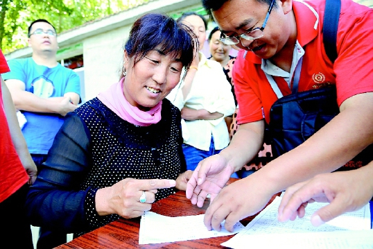 小额贷款发放现场 小额贷款发放现场