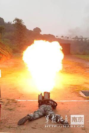 火焰喷射器可以轻松消灭负隅顽抗的敌人