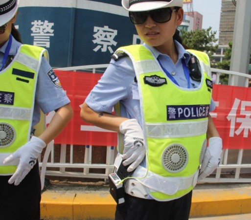 交警穿3000元背心 交警穿3000元背心