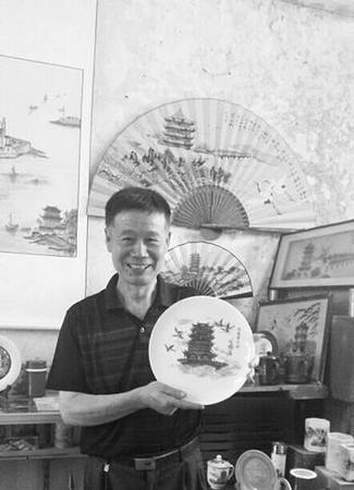 姜普林手持黄鹤楼瓷器 姜普林手持黄鹤楼瓷器
