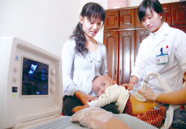 医护人员正在为孩子做免费的B超检查 IC图 医护人员正在为孩子做免费的B超检查 IC图