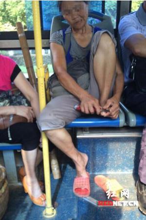 大妈公交车上刀削趾甲表情销魂