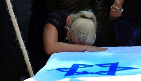 阵亡的阿迪-布里加女友在葬礼上哭泣。