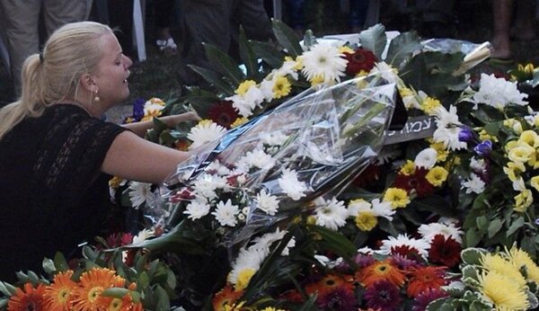 　女友在献花。