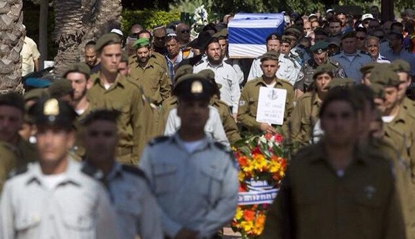 　　为阵亡士兵送行。