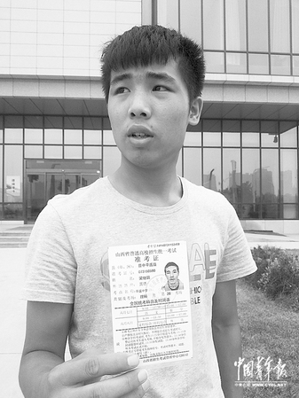 高考志愿被篡改，梁继鹏感觉很无奈，并坚持要找出篡改其志愿者。 本报记者 田国垒摄