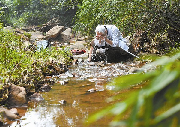 龙泉山“最美村医” 独腿行走崎岖山路三十载4