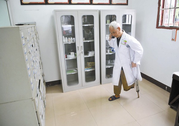 龙泉山“最美村医” 独腿行走崎岖山路三十载6